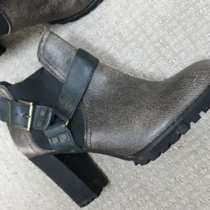 Von Freerider brown and black ankle boots. Size 8.5